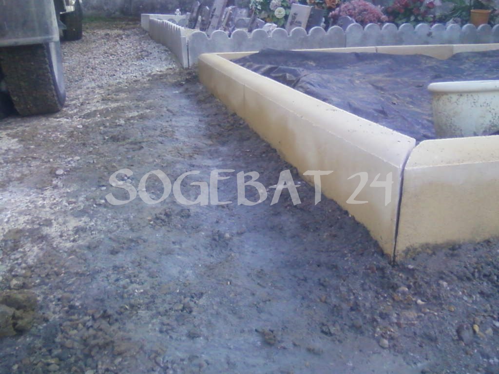 Travaux de terrassement et pose de bordures - Cimetière