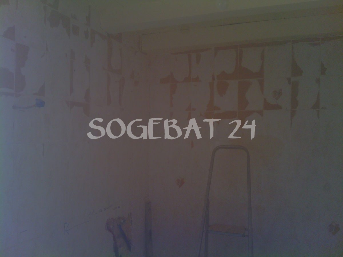 Rénovation complète salle de bains avec carrelage travertin – 23