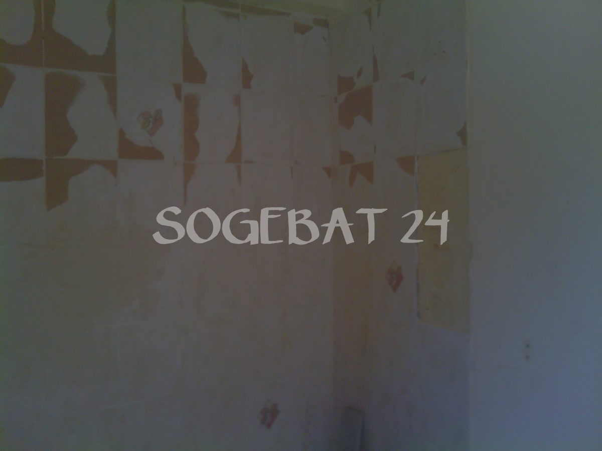 Rénovation complète salle de bains avec carrelage travertin – 21