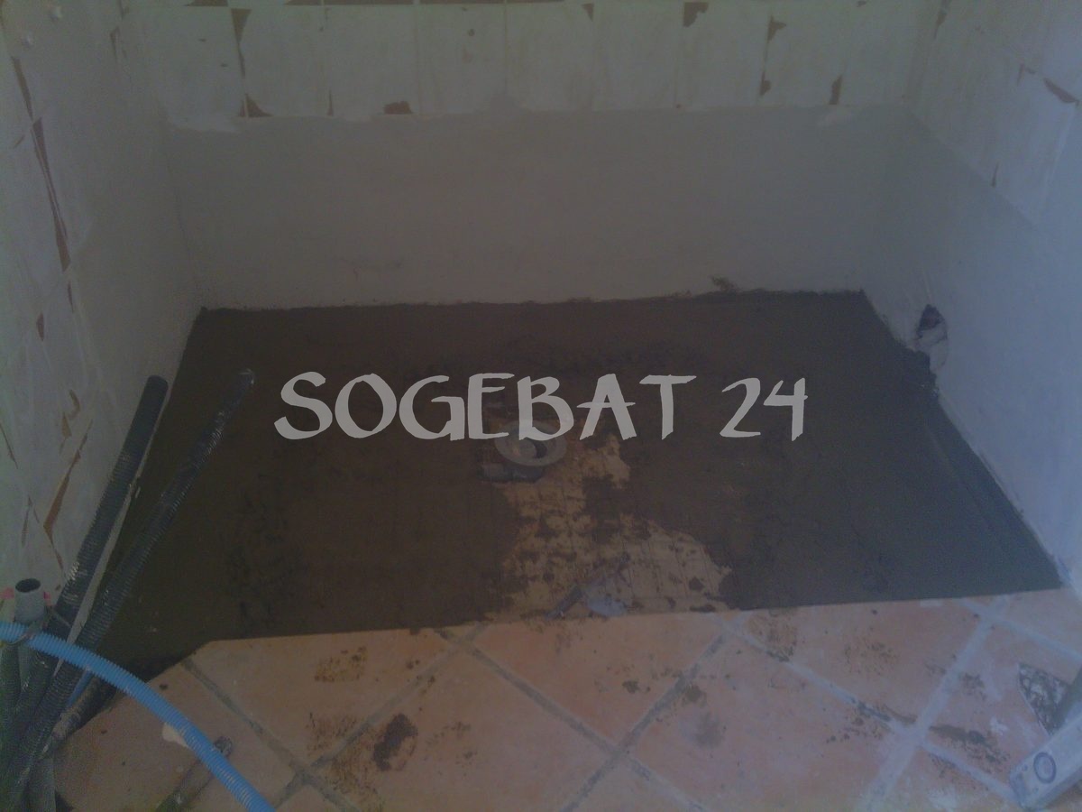 Rénovation complète salle de bains avec carrelage travertin – 18