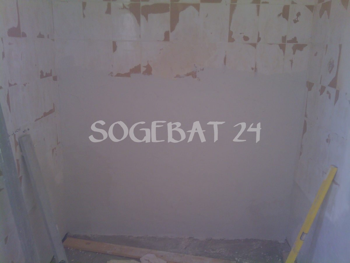 Rénovation complète salle de bains avec carrelage travertin – 17