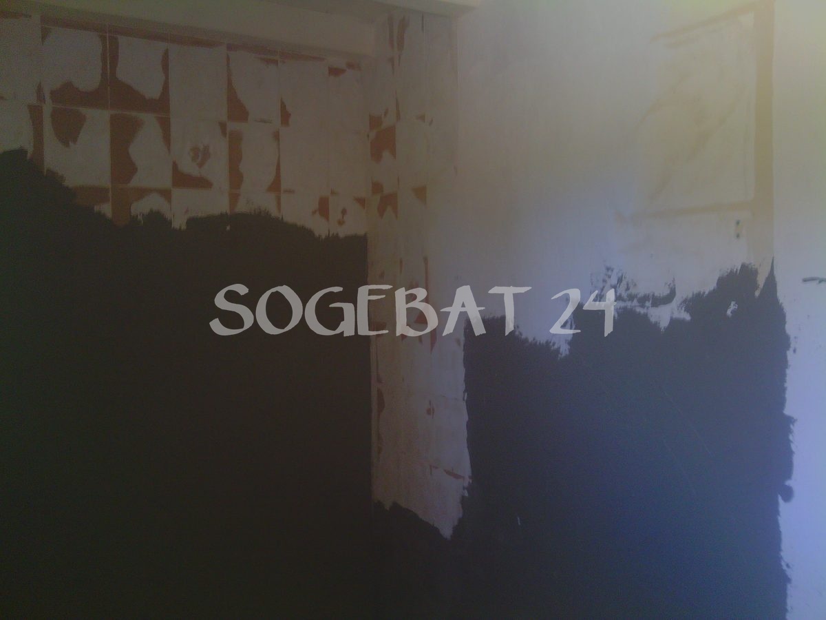 Rénovation complète salle de bains avec carrelage travertin – 16
