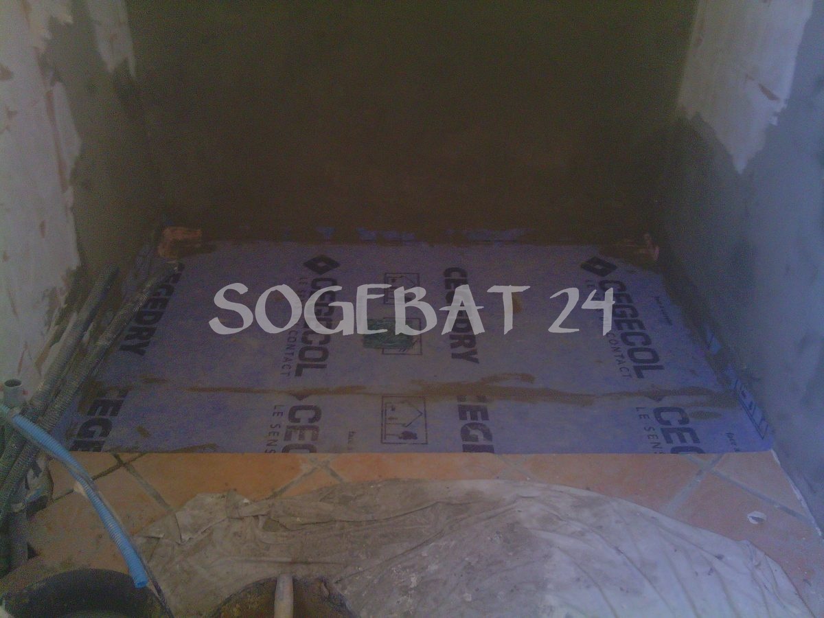 Rénovation complète salle de bains avec carrelage travertin – 15