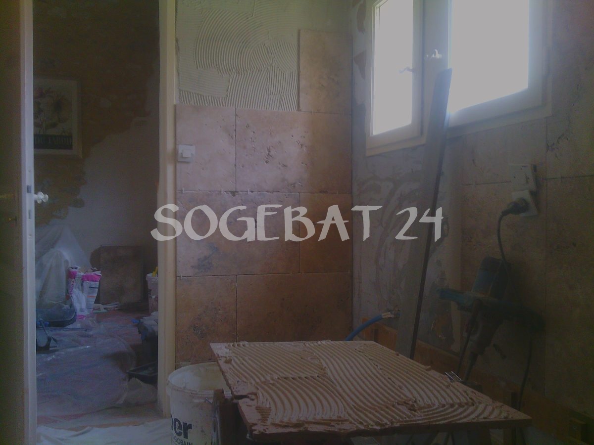 Rénovation complète salle de bains avec carrelage travertin – 11