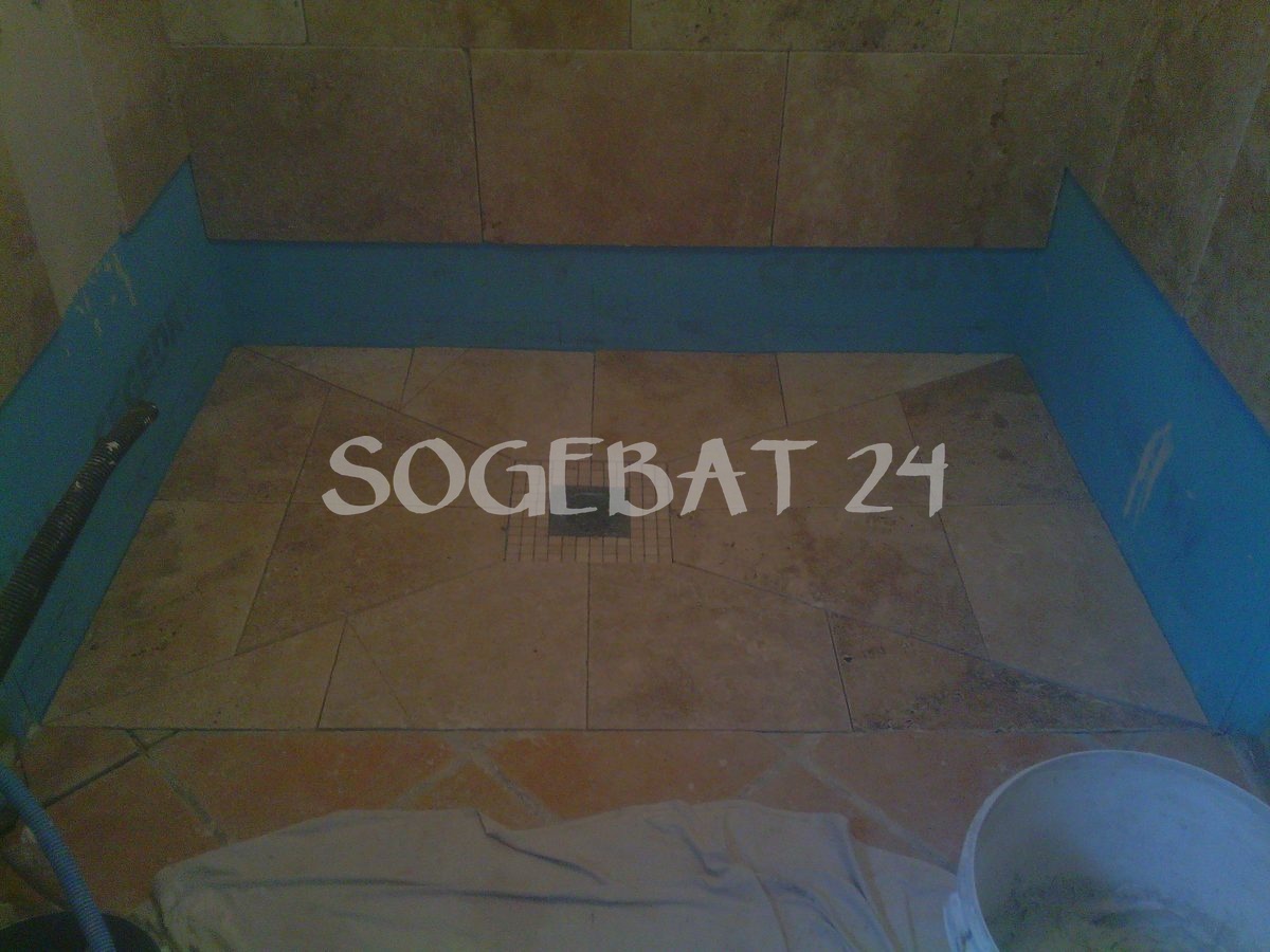 Rénovation complète salle de bains avec carrelage travertin – 10