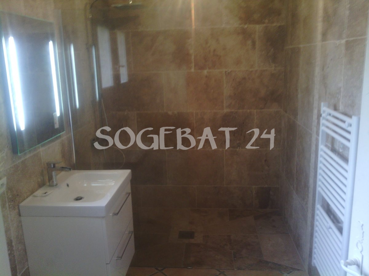 Rénovation complète salle de bains avec carrelage travertin – 9