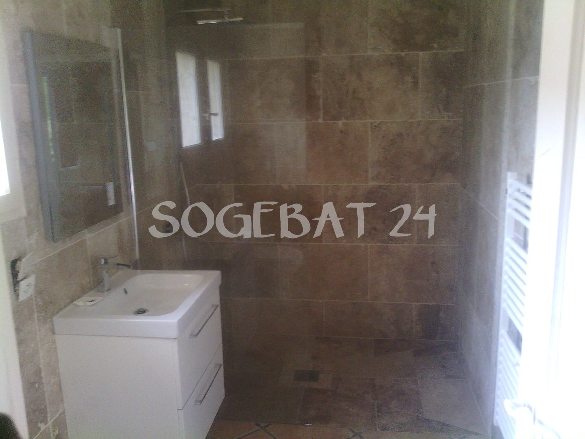 Rénovation complète salle de bains avec carrelage travertin – 8