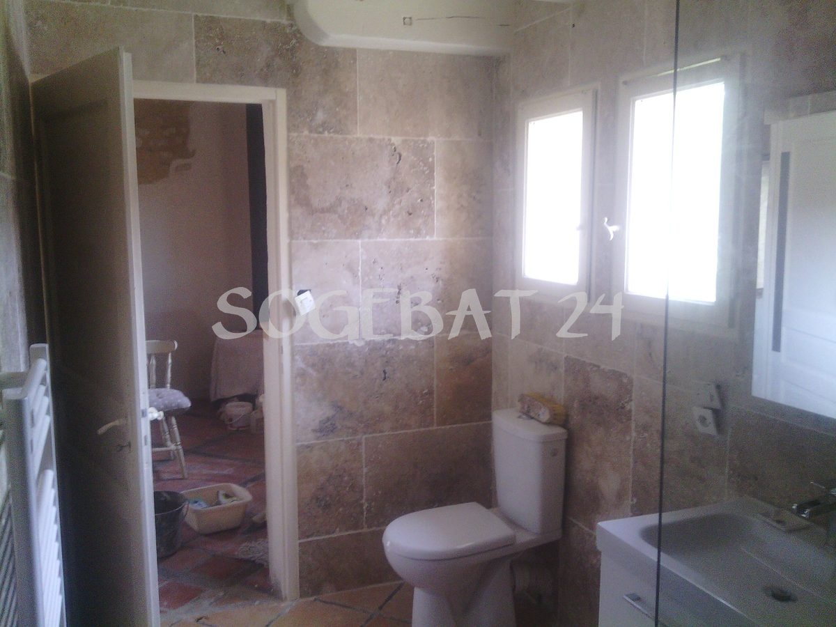 Rénovation complète salle de bains avec carrelage travertin – 7