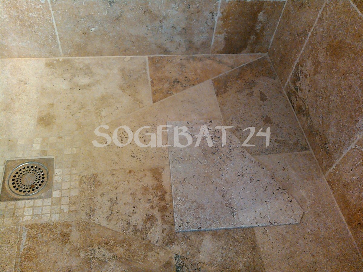 Rénovation complète salle de bains avec carrelage travertin – 6
