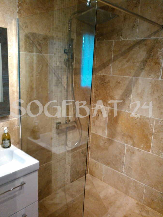 Rénovation complète salle de bains avec carrelage travertin – 5
