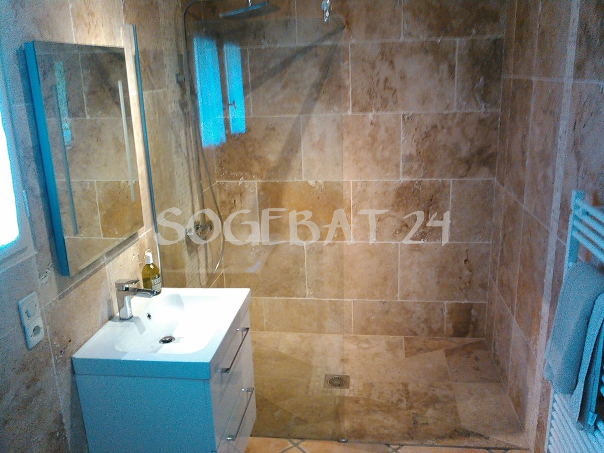Rénovation complète salle de bains avec carrelage travertin – 4
