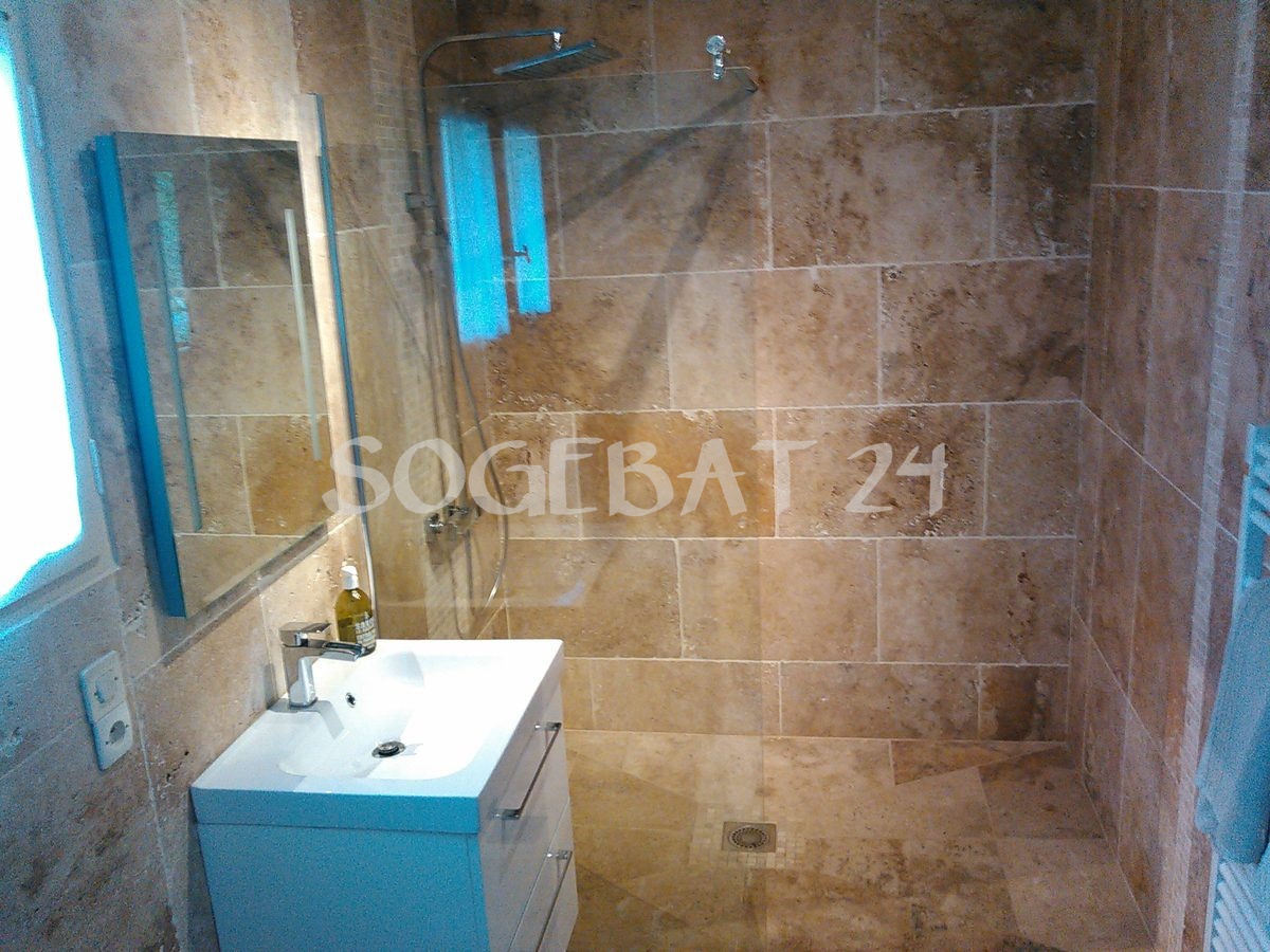 Rénovation complète salle de bains avec carrelage travertin – 3