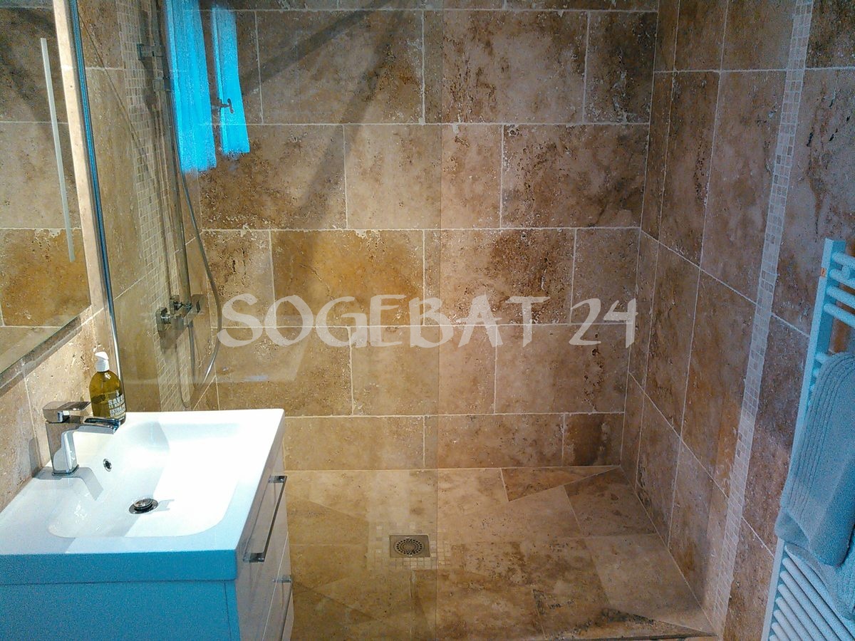 Rénovation complète salle de bains avec carrelage travertin – 2