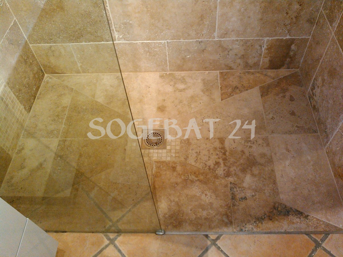 Rénovation complète salle de bains avec carrelage travertin