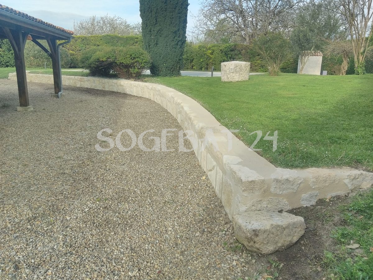 Restauration d'un muret de soutènement en pierre de taille